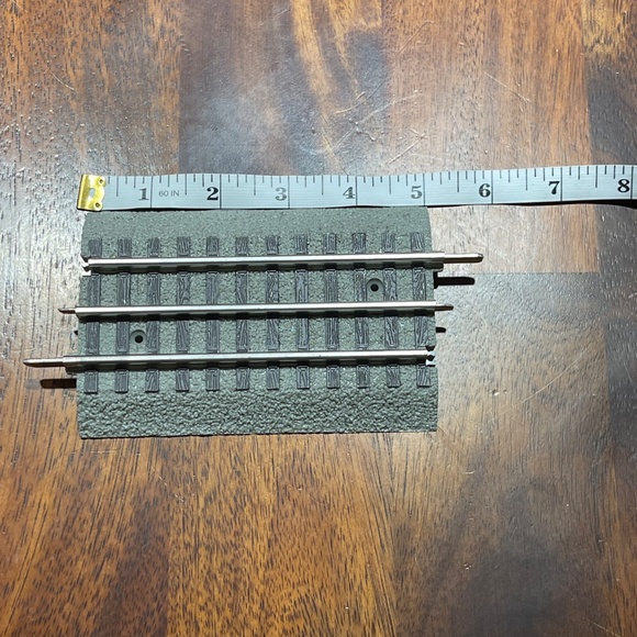 Lionel 6-12024 O Gauge FasTrack 5 Inch 1/2 Straight Track Sections (28) VG - Picture 2 of 4